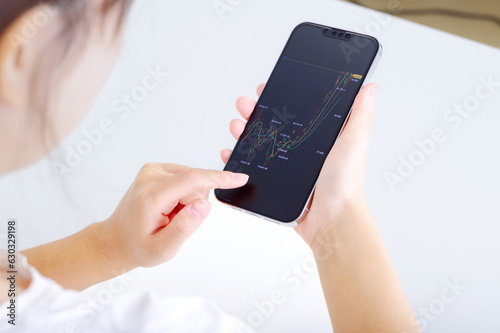 Canvastavla 投資した資産をスマホで確認する女性