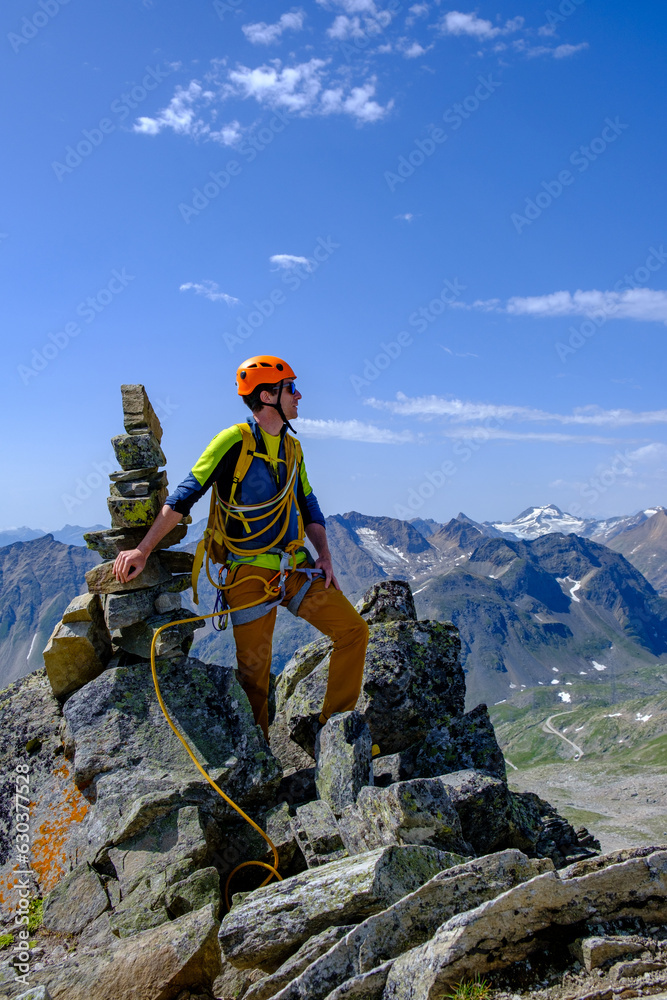 Obraz premium Alpinista sulla vetta del Pizzo Nero, Canton Ticino, Svizzera