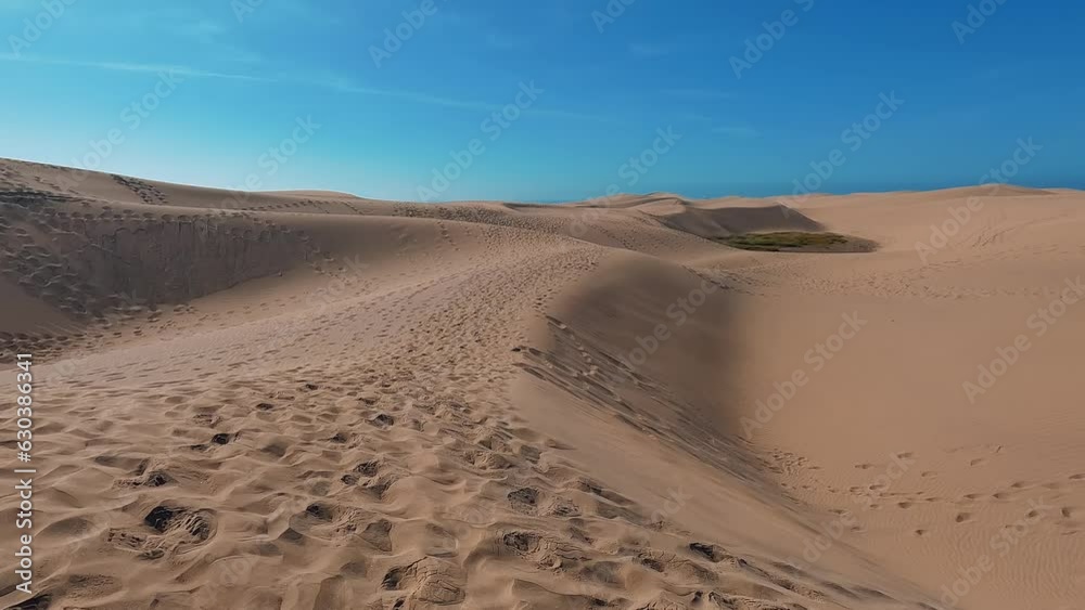 Discovering sand dunes all around in a beautiful desert - Gran Canaria Discovering sand dunes all around in a beautiful desert - Gran Canaria