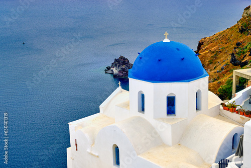 Obraz na płótnie Famous Santorini, Greece, white church with blue dome on edge of cliff w salonie