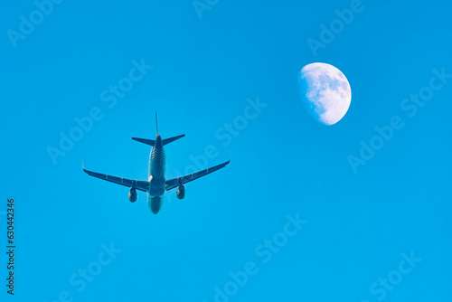 Avión y luna