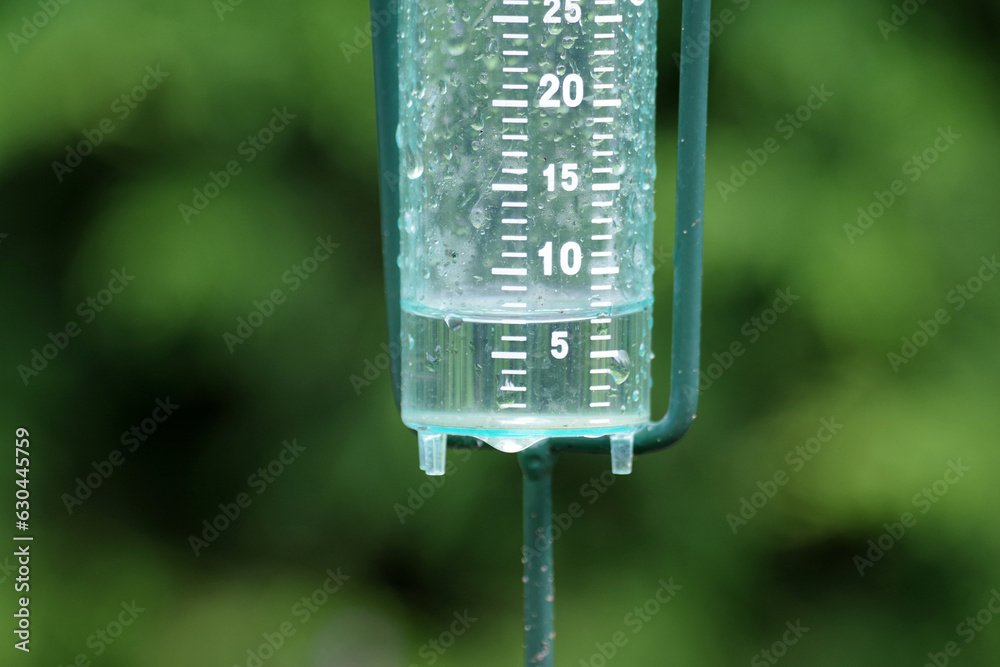 Ein Regenmesser gefüllt mit Regenwasser bis 7 mm. Mithilfe der Anzeige
