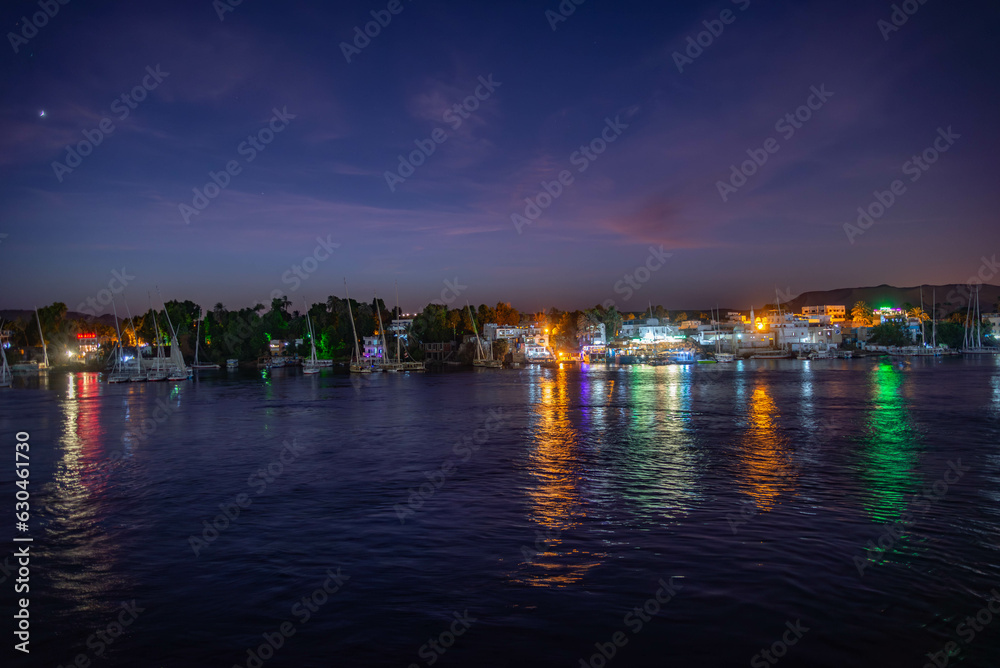 Barco del crucero en el río del Nilo en la puesta del sol, Egipto