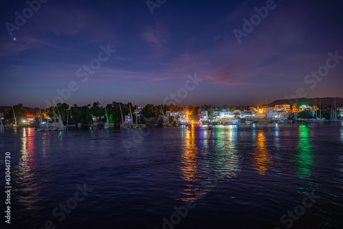 Barco del crucero en el río del Nilo en la puesta del sol, Egipto © jjmillan