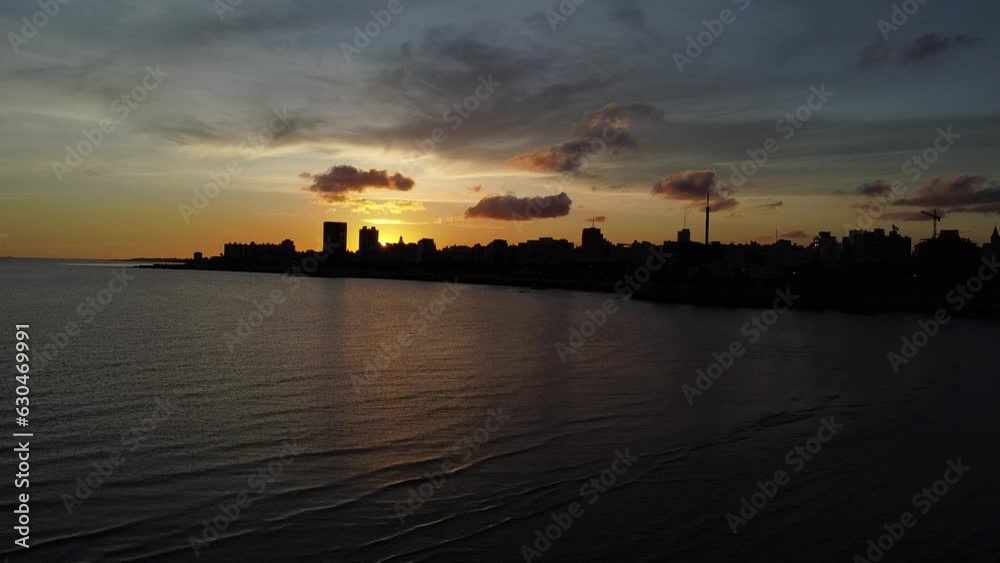 Silueta de la ciudad de Montevideo desde una vista aerea Silueta de la ciudad de Montevideo desde una vista aerea