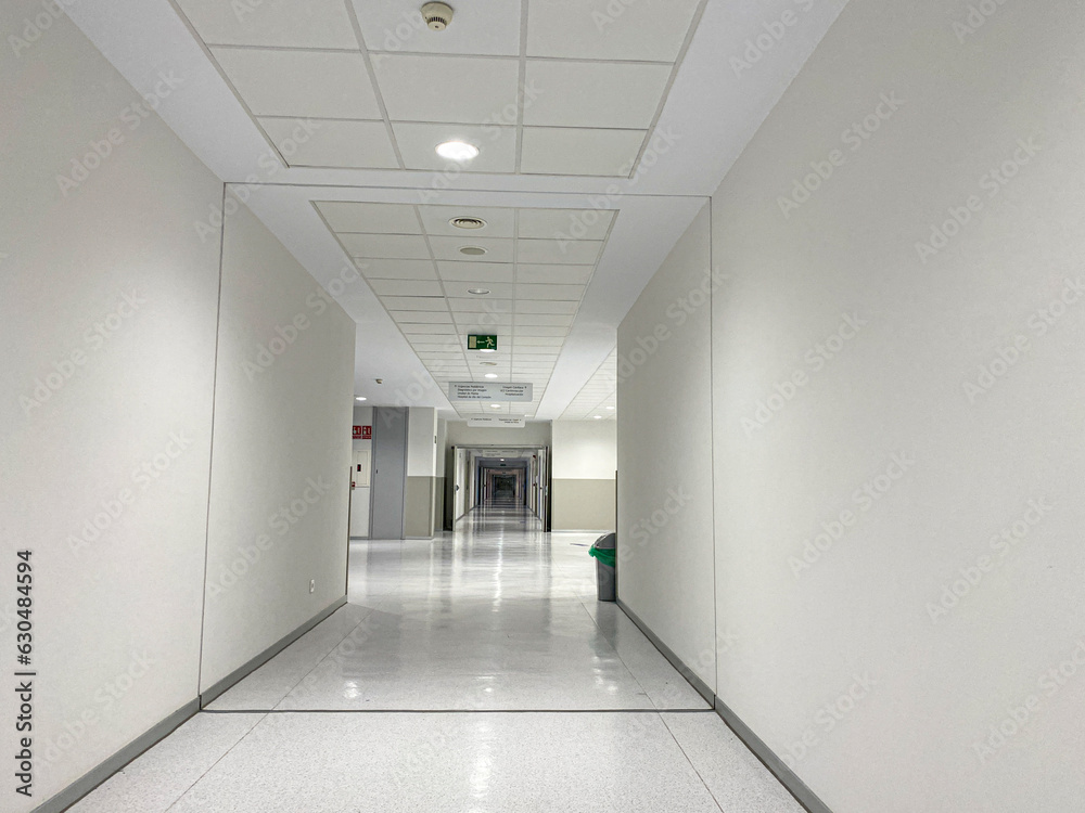 Obraz premium PASILLO HOSPITAL BLANCO 