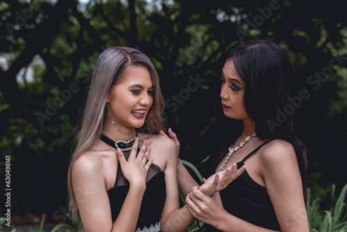 Φωτογραφία Two female friends having a genuine hear to heart talk with each other