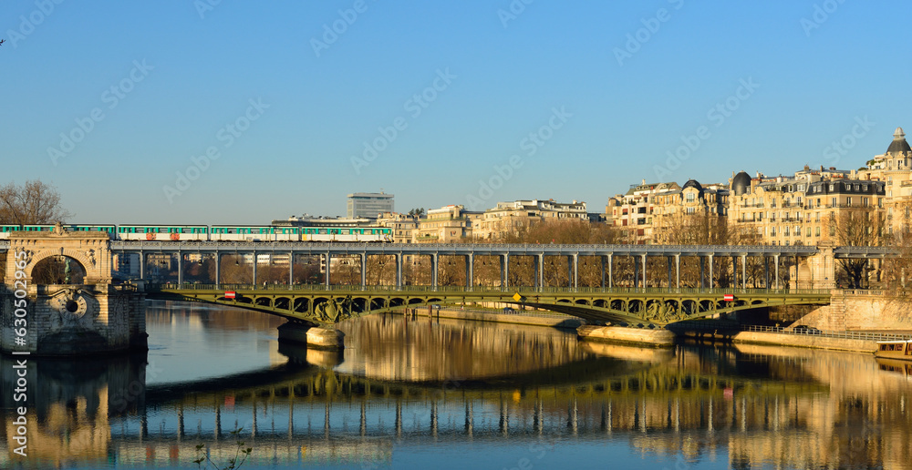 Pont de Bir Hakeim ligne 6 métro parisien Tour Eiffel 