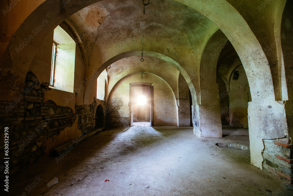 Obraz premium Old vaulted basement under abandoned castle