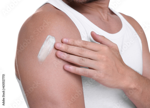 Foto Man applying sun protection cream onto his shoulder against white background, cl
