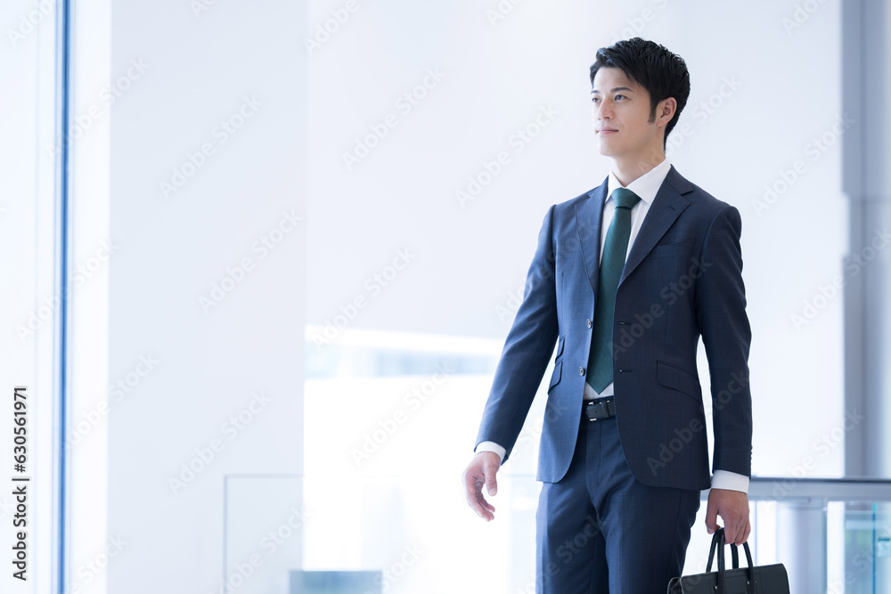 転職や求人、採用のイメージで使いやすいハンサムなビジネスマンの横顔 ハイクラス求人などに 転職や求人、採用のイメージで使いやすいハンサムなビジネスマンの横顔 ハイクラス求人などに