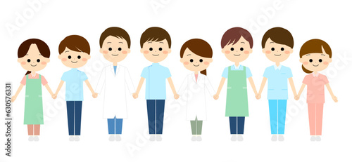 手を繋いで並んでいる医療従事者