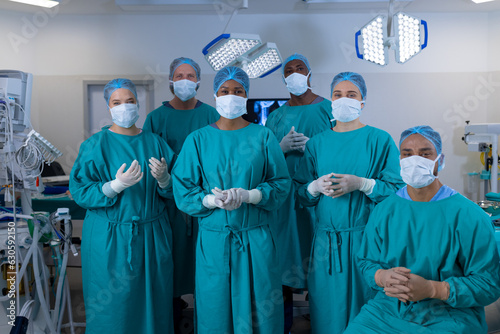 Portrait of diverse surgeons wearing surgical gowns in operating theatre at hospital © WavebreakMediaMicro