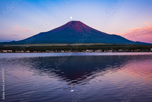 山中湖から富士山と満月