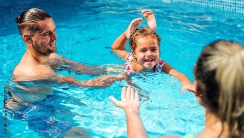 Obraz na płótnie Happy family in the pool w salonie