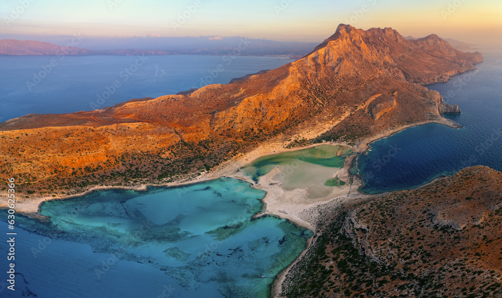 Grecja, Kreta lato słynna grecka rajska plaża Balos, turkusowa woda, góry, zatoka - słoneczne wakacje na wyspie duża panorama - obrazy, fototapety, plakaty 