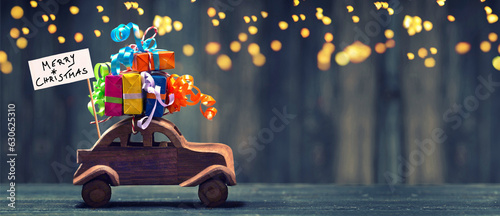 Spielzeugauto aus Holz mit bunten Weihnachtsgeschenken