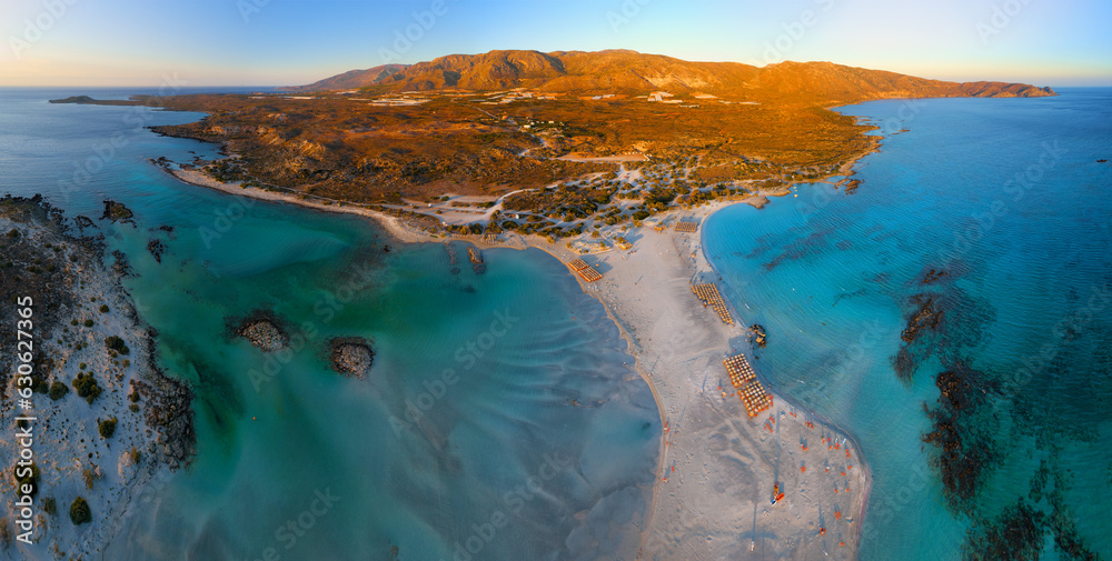 Grecja, Kreta lato słynna grecka rajska plaża Elafonisi, turkusowa woda, góry, zatoka - słoneczne wakacje na wyspie duża panorama
