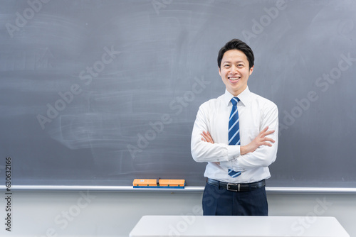 Foto 教室で授業する男性教師
