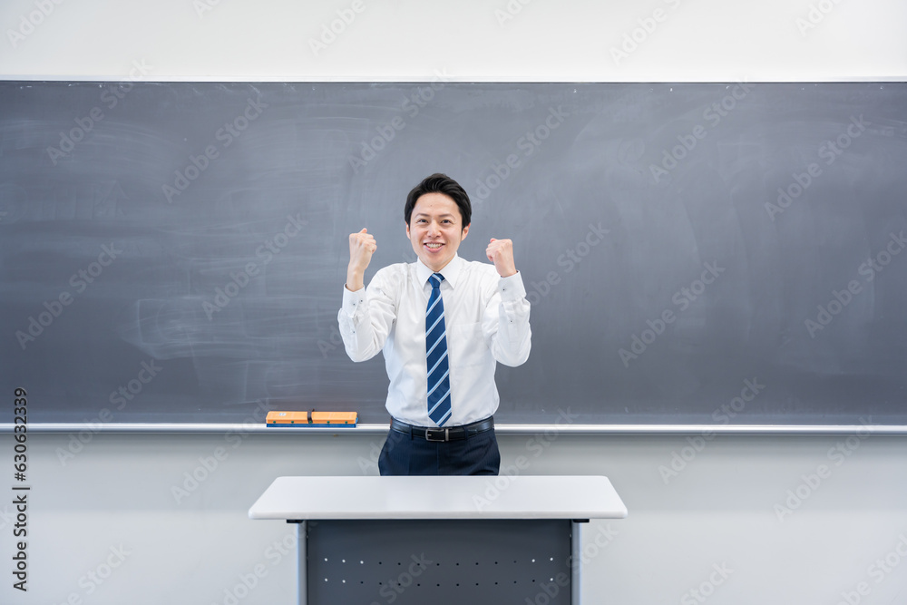 教室で授業する男性教師
