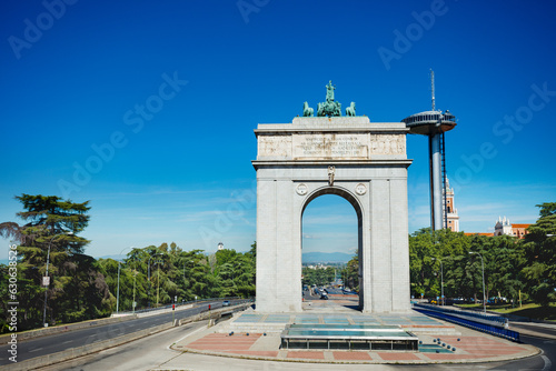 Foto Faro de Moncloa transmission tower and Arch of Victory in Madrid