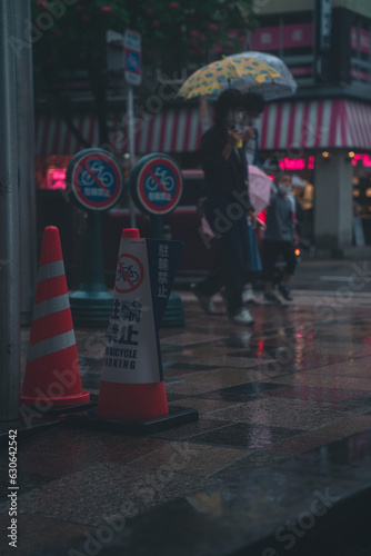 雨の日に傘をさす人