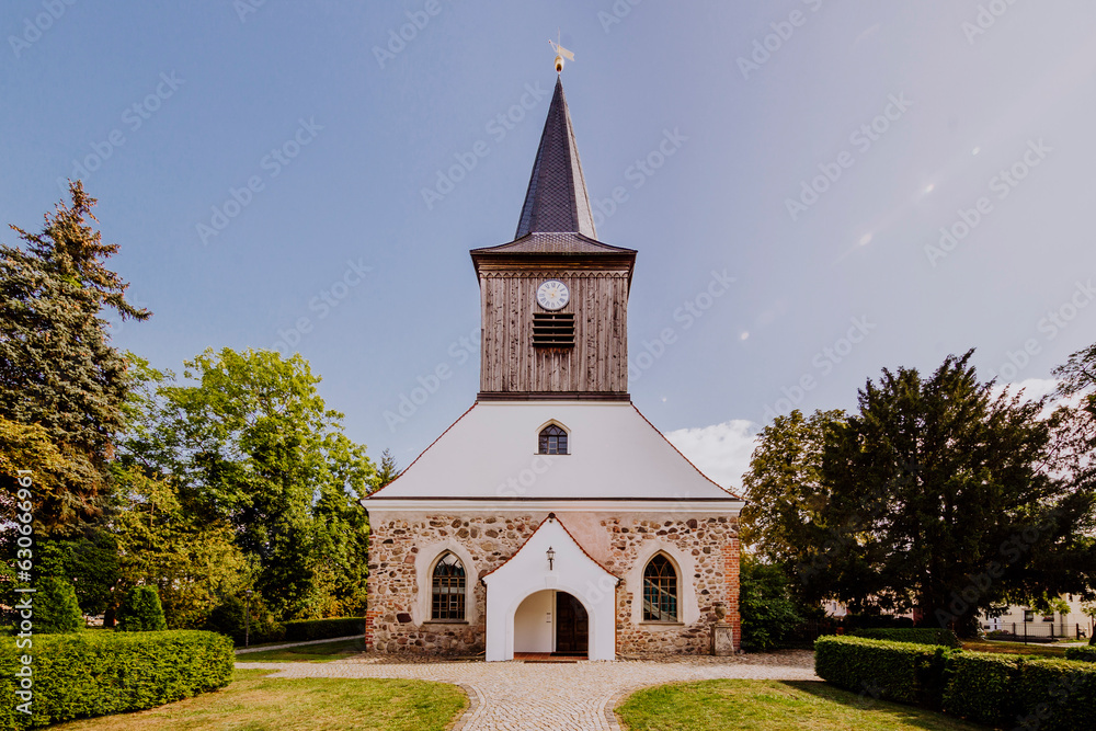 evangelische Kirche Falkenhagen in Falkensee aus der frontalen Sicht