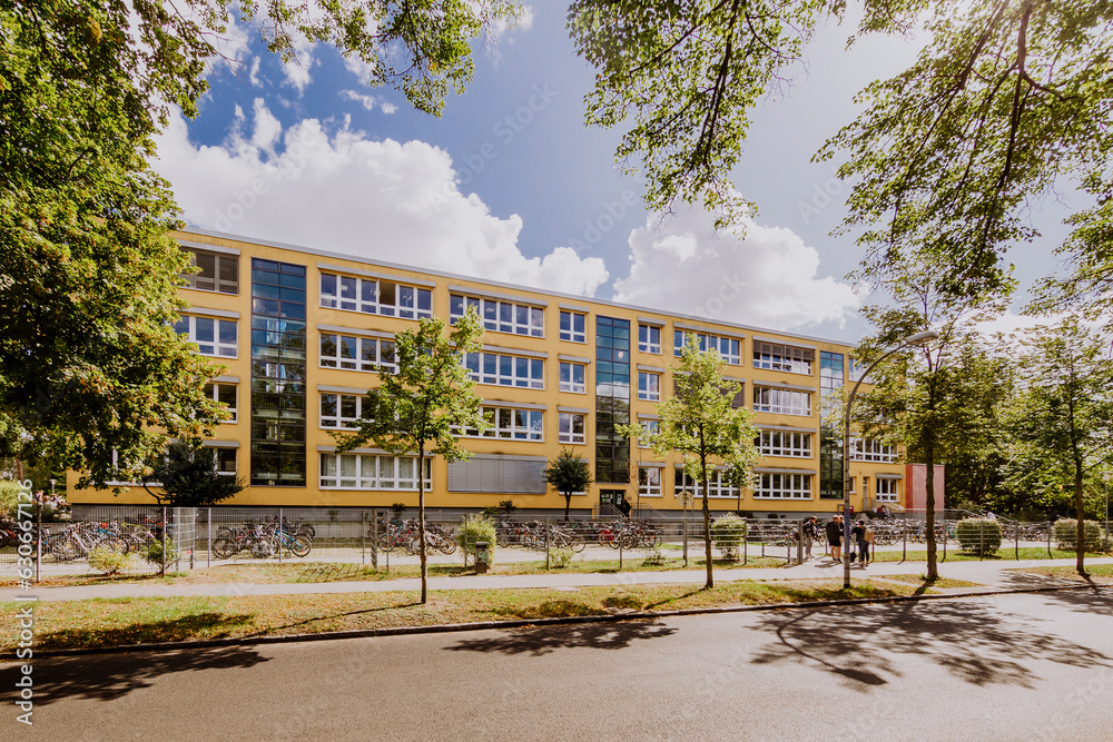 Erich-Kästner-Grundschule aus der Sicht von vorne Erich-Kästner-Grundschule aus der Sicht von vorne