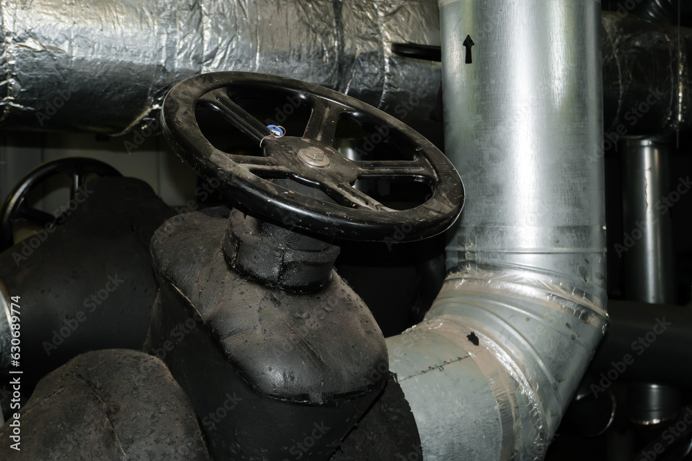 Large shut-off valve in the heating system Large shut-off valve in the heating system