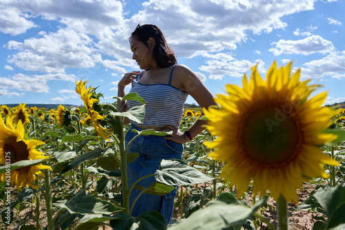Chica en campo de girasoles