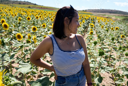 Chica joven en campo de girasoles