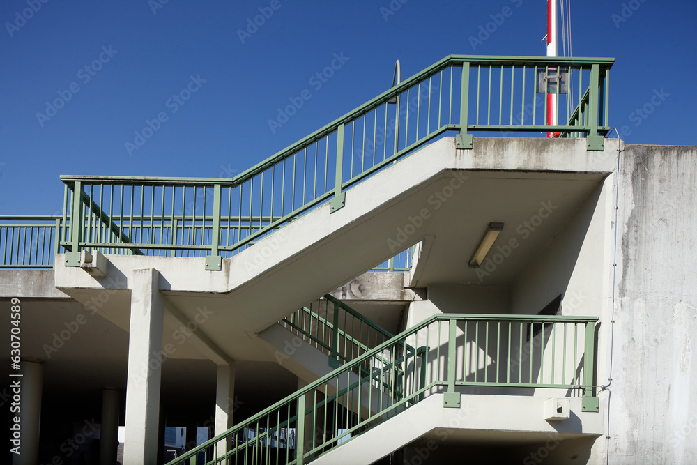 Betontreppe und Treppengeländer an einer Fußgängerbrücke, Bremerhaven, Bremen, Deutschland, Europa Betontreppe und Treppengeländer an einer Fußgängerbrücke, Bremerhaven, Bremen, Deutschland, Europa