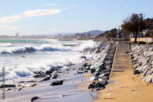 Olas picando contra las rocas photo