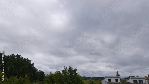 Schnell ziehende Wolken vor dem nächsten Sturm / Timelaps, Zeitraffer