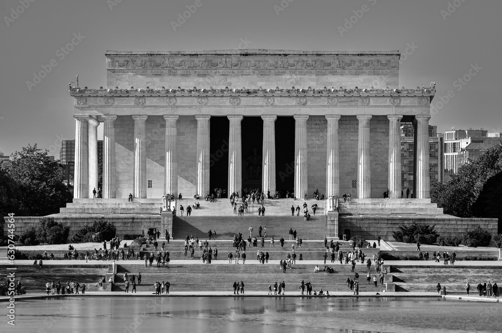 Obraz premium Diverse crowd of people in front of the iconic Lincoln Memorial in Washington, DC in grayscale