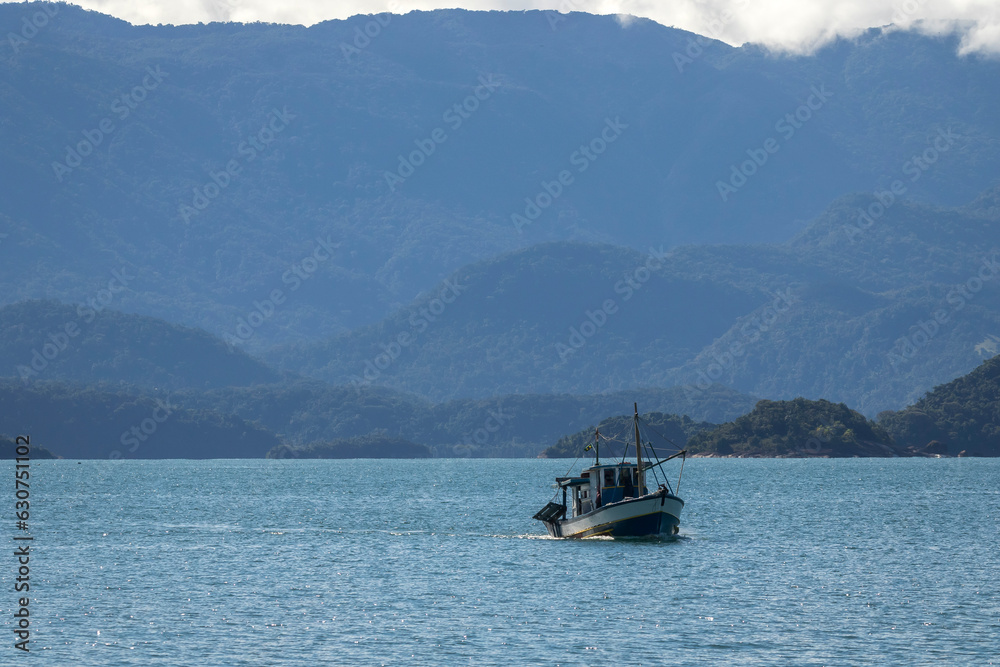 Barco de pesca no litoral do Brasil