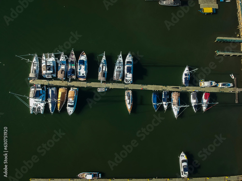 Marina no litoral do Rio, barcos vistos de cima imagem aérea photo