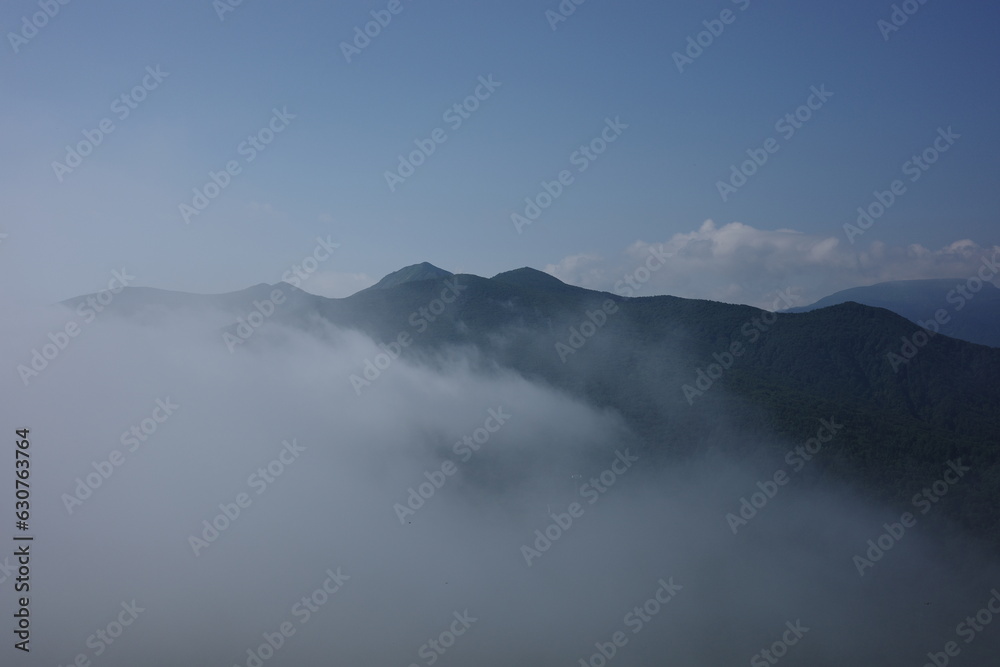北蔵王の景色　山形神室岳登山道から見る雲海からのぞく雁戸山