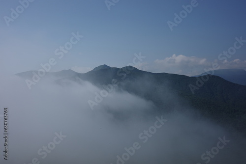 北蔵王の景色 山形神室岳登山道から見る雲海からのぞく雁戸山