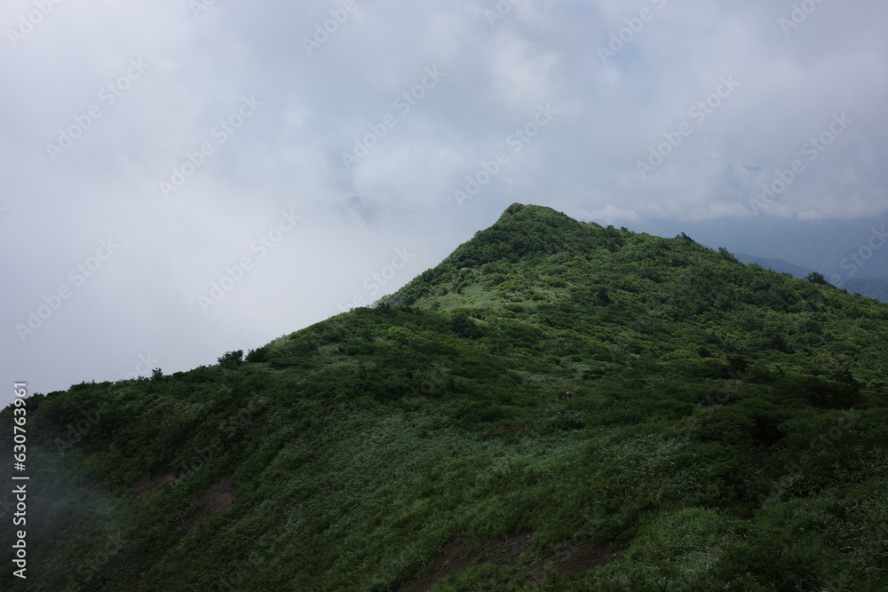 北蔵王の景色　山形神室岳登山道から見るトンガリ山