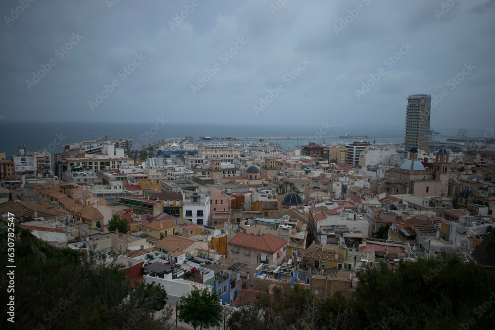 Panorámica de Alicante, España un día nublado.