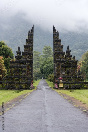 Obraz na plátně Experience the allure of Handara Gate, a magnificent Balinese gateway that leads to a path of serenity