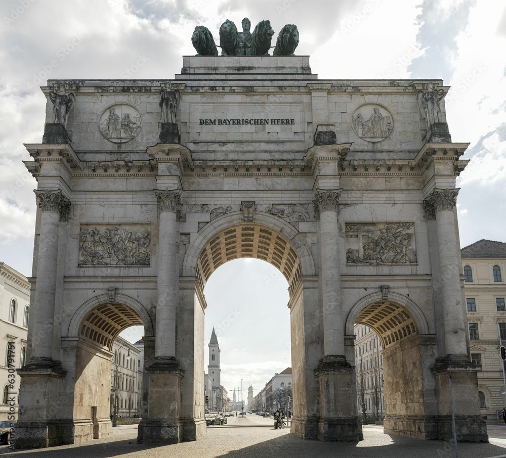 Obraz premium Majestic view of Siegestor in Munich, Germany, with the sun shining from behind it
