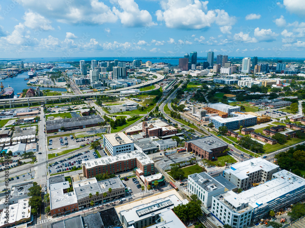 Fototapeta premium Tampa is a city on Tampa Bay, along Florida’s Gulf Coast. A major business center, it’s also known for its museums and other cultural offerings. Busch Gardens is an African-themed amusement park