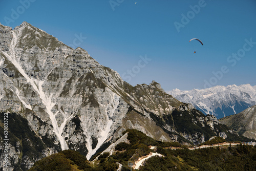 Gleitschirm und Alpenpanorama