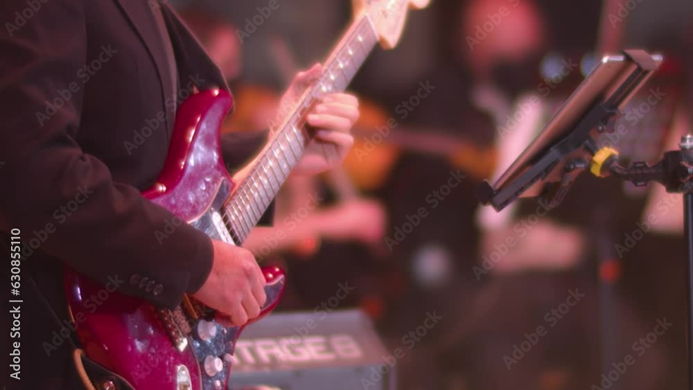 Acercamiento de manos tocando una guitarra