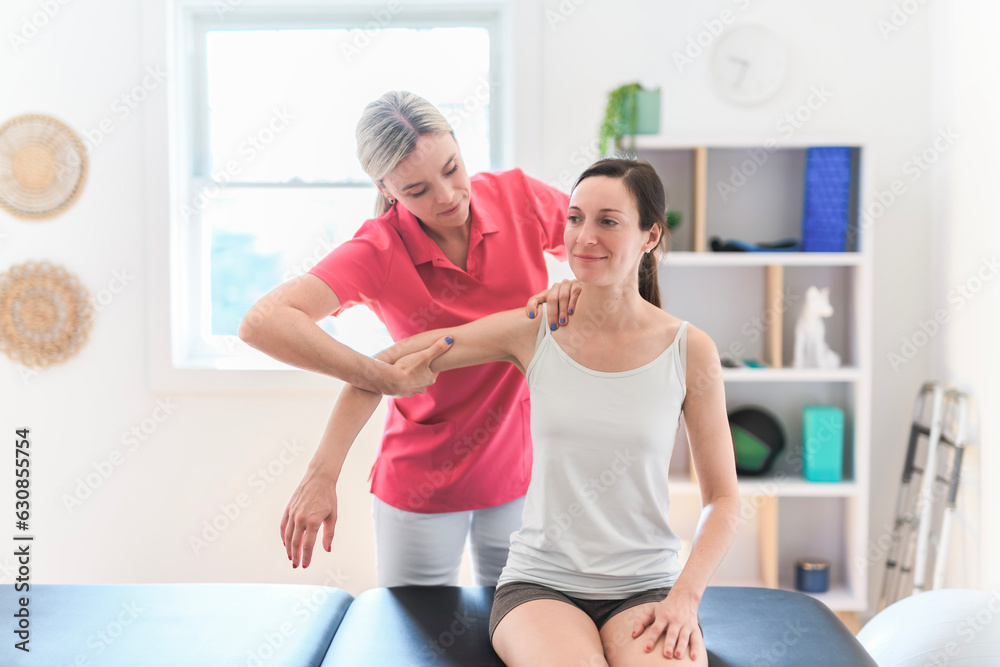 Obraz premium Modern rehabilitation physiotherapy clinic with professional and client