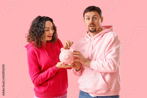 Young couple with piggy ban...