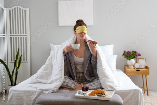 Morning of young woman havi...