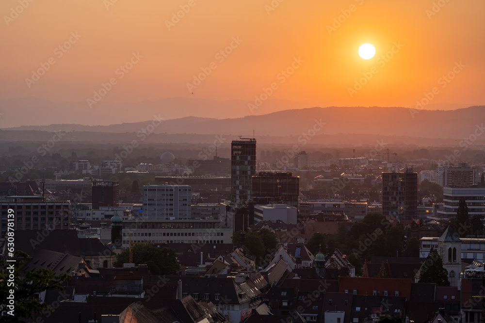 Fototapeta premium Freiburg Minster at sunset shot from the Kanonenplatz on top of the Schlossberg